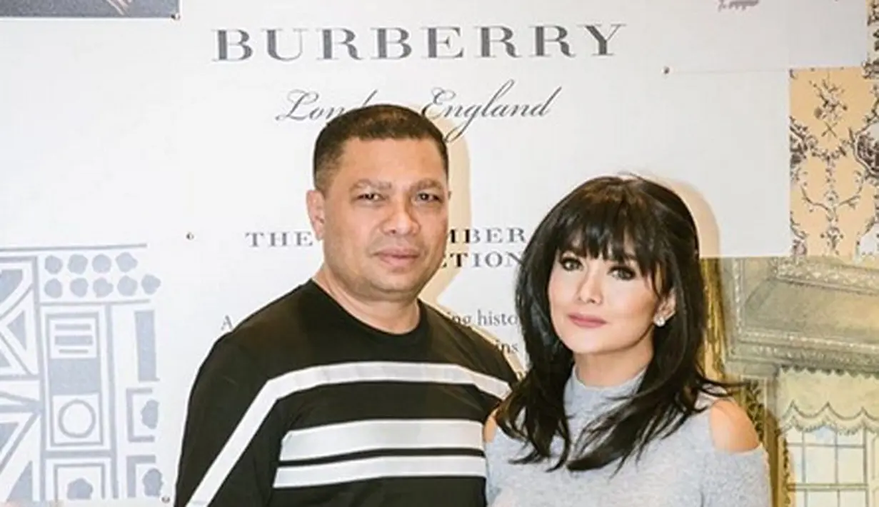 Belakangan ini sedang trand celana jeans sobek sobek, atau biasa disebut ripped jeans. Banyak kalangan selebriti yang menggunakan celana yang sedang menjadi trand tersebut. Diantaranya Krisdayanti. (Instagram/krisdayantilemos)