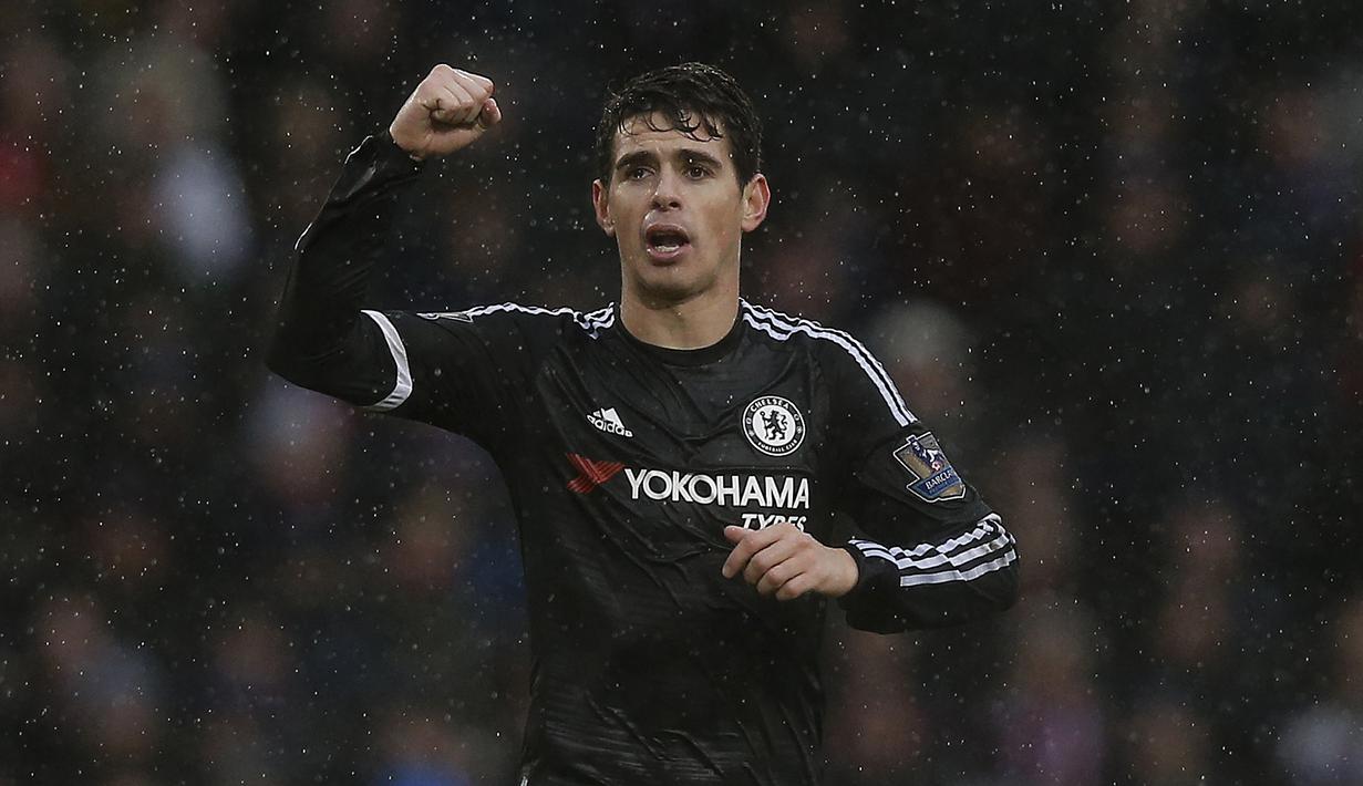 3. Oscar (60 juta euro) - Chelsea melepas pemain asal Brasil ini ke klub China, Shanghai SIPG, dengan transfer seharga 60 juta euro pada 2017. (AFP/Adrian Dennis)