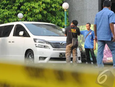 Mobil anggota DPRD DKI Jakarta menjadi sasaran amuk massa FPI, Jakarta, Jumat (3/10/2014) (Liputan6.com/Herman Zakharia)