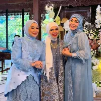 Tampil kompak dalam balutan busana bernuansa baby blue, Reza Artamevia, Angelina Sondakh, dan Geni Faruk memperlihatkan interpretasi berbeda namun tetap memukau dalam gaya masing-masing. [@angelinasondakh09/@genifaruk].