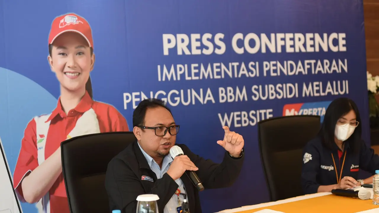 Corporate Secretary Pertamina Patra Niaga, Irto Ginting saat konferensi pers implementasi pendaftaran penngguna BBM Subsidi melalui website MyPertamina