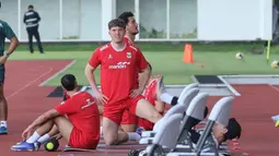 Sebanyak 15 pemain Skuad Garuda telah bergabung dan menjalani sesi latihan yang digelar di Lapangan Stadion Madya, Senayan, Jakarta, Selasa (24/3/2026) sore. Tampak dalam foto, pemain Timnas Indonesia, Ole Romeny saat mengikuti sesi latihan perdana di Lapangan Stadion Madya, Kompleks Gelora Bung Karno, Senayan, Jakarta, Selasa (24/3/2026). (Bola.com/M Iqbal Ichsan)