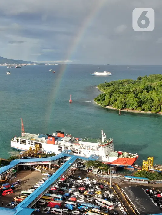 <p>Keindahan pelangi saat menghiasi langit Pelabuhan Merak, Banten, Sabtu (30/4/2022). Kemunculan pelangi tersebut menjadi pemandangan yang indah bagi para pemudik yang ingin menyebrang ke pulau Sumatra. (Liputan6.com/Angga Yuniar)</p>