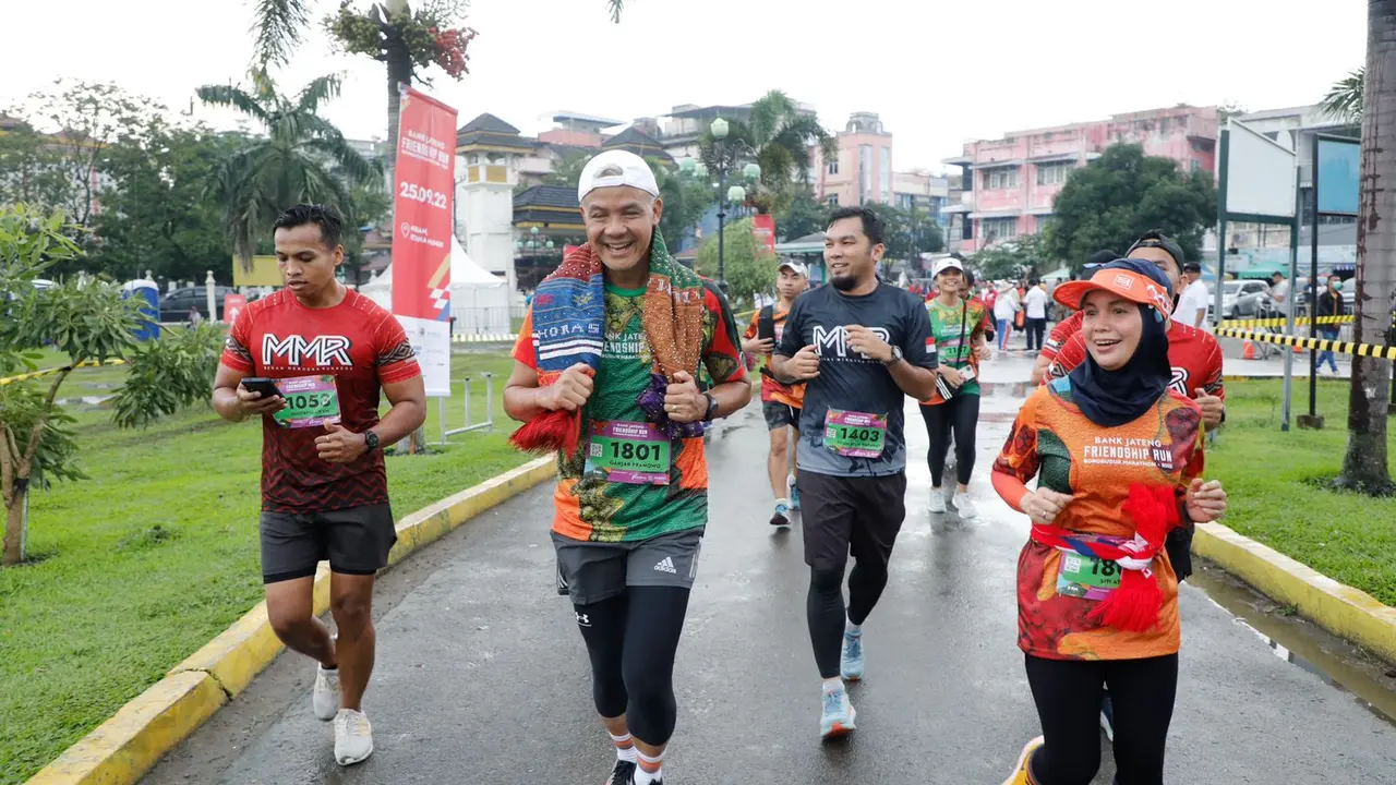 Finish Friendship Run di Istana Maimun, Ganjar Terima Kain Ulos dari Penggemar