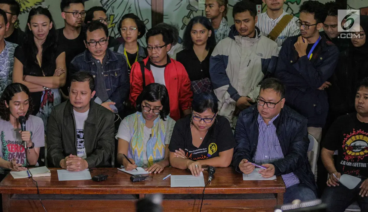 Peneliti ICW Lola Easter (kiri) menyampaikan keterangan pers terkait penangkapan Robertus Robet di Gedung YLBHI, Jakarta, Kamis (7/3). Mereka meminta pihak kepolisian menghentikan proses penyidikan Robertus Robet. (Liputan6.com/Faizal Fanani)
