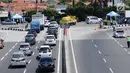 Sejumlah kendaraan antri menuju di Simpang Tiga Keluar Tol Brebes, Jawa Tengah, Sabtu (23/12). Memasuki libur panjang Natal 2017, arus lalu lintas di Simpang Tiga Keluar Tol Brebes terlihat ramai lancar. (Liputan6.com/Helmi Fithriansyah)