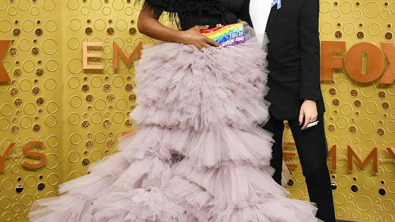 Laverne Cox Serukan Hak-Hak LGBT+ Lewat Pilihan Handbag Pelangi di Emmy Awards 2019