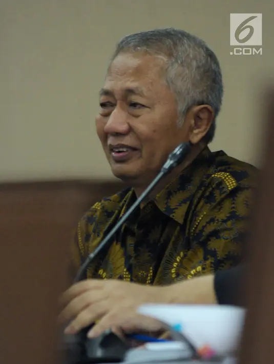 Terdakwa suap perizinan dan pengadaan proyek di lingkungan Ditjen Hubla TA 2016-2017 Antonius Tonny Budiono saat sidang di Pengadilan Tipikor, Jakarta, Rabu (28/3). Sidang mendengar keterangan Menhub, Budi Karya Sumadi. (Liputan6.com/Helmi Fithriansyah)