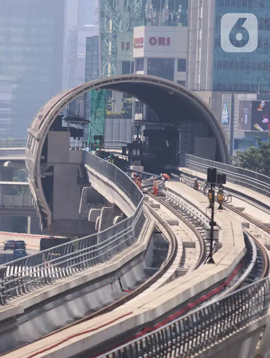 Aktivitas pekerja pembangunan LRT di kawasanan Kuningan, Jakarta, Sabtu (31/7/2021). Pembangunan LRT Jakarta-Bogor-Depok-Bekasi (Jabodebek) Tahap I telah mencapai 85,75 persen dan di targetkan beroprasi pada pertengahan tahun 2022. (Liputan6.com/Angga Yuniar)
