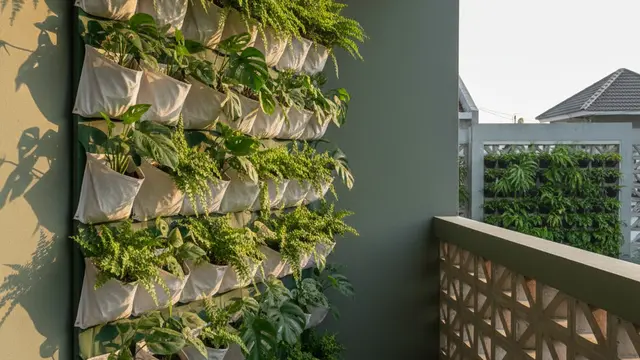 Model Balkon Rumah Sempit yang Tetap Bisa Ditanami. AI