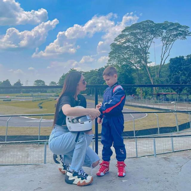 7 Momen Celine Evangelista Temani Lucio Balapan Gokart Ini Curi Perhatian