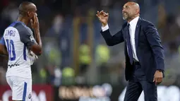 Cara pelatih Inter Milan, Luciano Spalletti memberikan petunjuk kepada Joao Mario saat melawan AS ROma pada lanjutan Serie A di Olympic Stadium, Roma (26/8/2017). Inter menang 3-1.(Riccardo Antimiani/ANSA via AP)