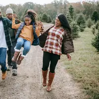 Tempat wisata luar ruang dan dalam ruang menjadi pilihan liburan tengah tahun yang menarik. (Foto: Pexels/Any Lane)