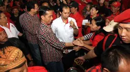 Bakal calon Gubernur DKI Jakarta, Joko Widodo alias Jokowi bersama wakilnya Basuki Tjahja Purnama alias Ahok menyalami pendukungnya saat menghadiri kegiatan Sosialisasi Calon Gubernur dan Wakil Gubernur DKI Jakarta di GOR Bulungan, Jakarta, Minggu (8/4). (Antara)