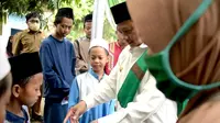 Wakil Gubernur Jawa Barat Uu Ruzhanul Ulum berdialog dengan warga di Pesantren Miftahul Huda Desa Sukarapih, Kecamatan Tambelang, Kabupaten Bekasi, Selasa (12/4/2022).