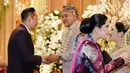 Kebaya pun dipadukan dengan selendang warna fuschia membuat tampilannya elegan. Rambutnya ditata sanggul tanpa hiasan. [@annisayudhoyono]