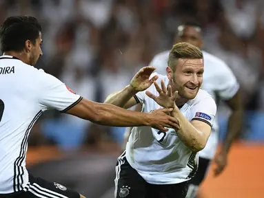  Shkodran Mustafi mencetak gol pertama saat Jerman menang 2-0 atas Ukraina pada laga pertama Grup C Piala Eropa 2016 di Stade Pierre-Mauroy, Senin (13/6/2016) dini hari WIB. (AFP/Martin Bureau)