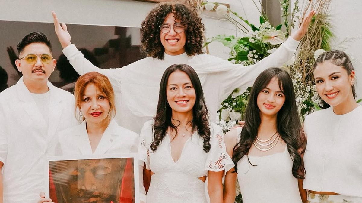 6 Potret Peringatan 1000 Hari Suami Dee Lestari, Sekaligus Peluncuran Buku 'Selaras'