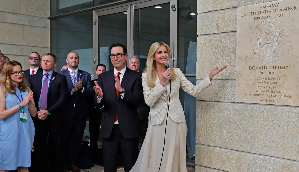 Putri Donald Trump Ivanka Trump memperkenalkan plakat saat peresmian pembukaan kedutaan AS di Yerusalem (14/5). Ivanka Trump meresmikan pemindahan kedutaan AS yang sebelumnya di Tel Aviv ke Yerusalem. (AFP/Menahem Kahan)