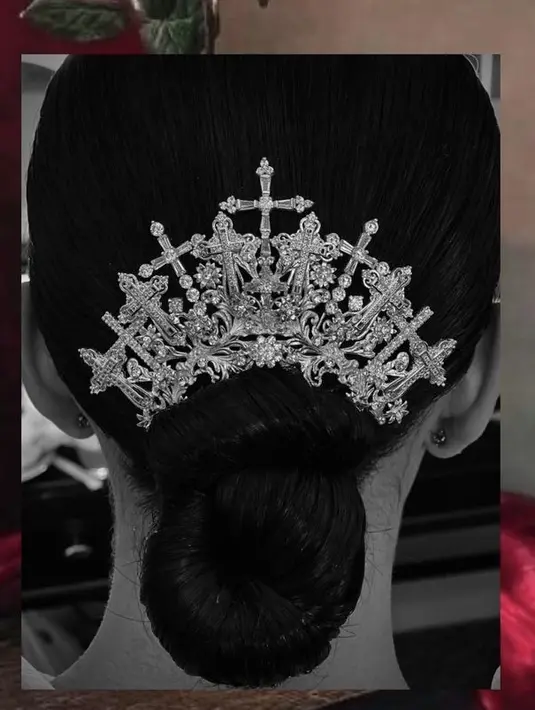 <p>Gaya rambut sanggul minimalis dihiasi dengan aksesori dari Rinaldy Yunardi yang begitu indah memili detail salib. @lxemoments</p>