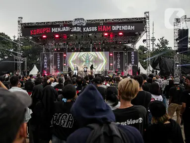 Ribuan penggiat dan pembela HAM menghadiri Panggung Rakyat Bongkar di Stadion Madya Gelora Bung Karno (GBK), Jakarta, Sabtu (8/12/2023). Kehadiran mereka dalam rangka memperingati Hari Antikorupsi Sedunia dan Hari HAM. (Liputan6.com/Faizal Fanani)