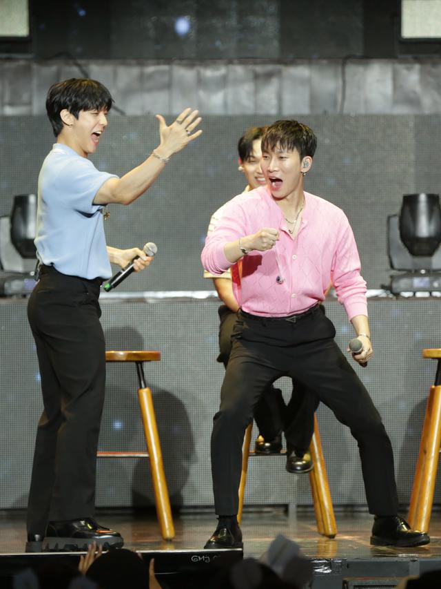 Potret BTOB Konser di Jakarta Kenakan Pakaian Warna Pastel