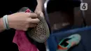 Kru membersihkan sepatu pelanggan di Soul Sepatu di kawasan Rawamangun, Jakarta, Senin (9/11/2020). Jasa pencucian sepatu mengalami peningkatan permintaan pasca sebesar 50 persen pasca pemerintah menerapkan PSBB masa transisi di DKI Jakarta. (Liputan6.com/Faizal Fanani)