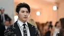 <p>Musisi berparas menawan ini debut di Met Gala mewakili Prada sebagai duta merek China. (Photo by Angela WEISS / AFP)</p>