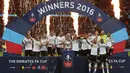 Selebrasi pemain MU setelah mengalahkan Crystal Palace dan keluar sebagai juara Piala FA 2015/2016. Kemenangan tersebut membuat Manchester United menduduki posisi kedua klub dengan raihan trofi terbanyak yaitu 12 trofi Piala FA. (AFP/Ian Kington)