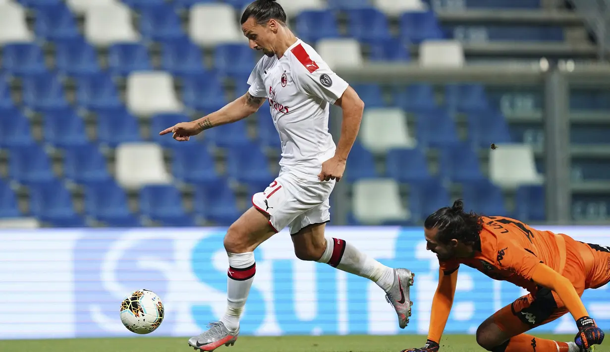 Pemain AC Milan Zlatan Ibrahimovic saat mencetak gol ke gawang Sassuolo pada pertandingan Serie A Italia di Stadion Mapei, Reggio Emilia, Italia, Selasa (21/7/2020). AC Milan menang 2-1 sekaligus menggeser posisi AS Roma dari posisi lima klasemen. (Spada/LaPresse via AP)