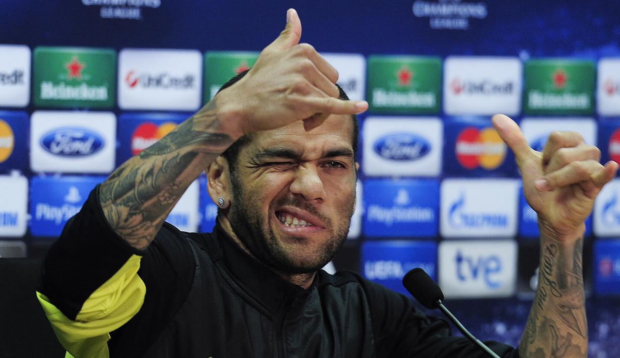 Dani Alves. Bek kanan Brasil ini meninggalkan Barcelona pada awal musim 2016/2017 setelah 8 musim memperkuat Barcelona. Barcelona yang kini ditangani Xavi Hernandez pun memulangkannya di musim 2021/2022 yang tengah berjalan usai berkelana di Juventus, PSG dan Sao Paulo. (AFP/Josep Lago)