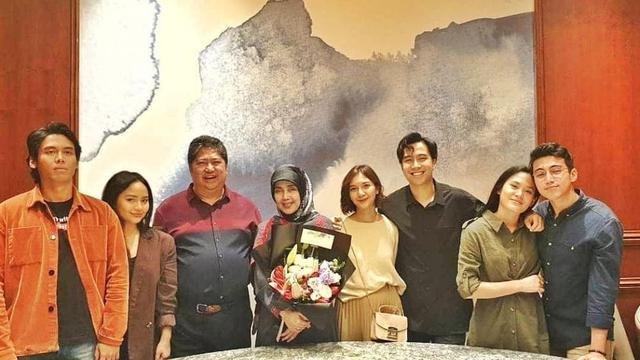 6 Potret Kebersamaan Sheila Dara dan Keluarga Vidi Aldiano, Sudah Akrab