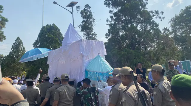 Keranda Khas Gorontalo Antar Rachmat Gobel ke Pusara TMP Kalibata