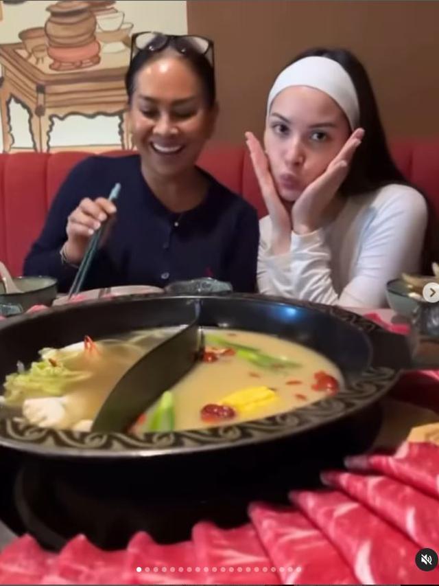 6 Potret Alyssa Daguise dan Risa Dewi Sang Ibunda, Bahagia Jalani Umrah Bareng