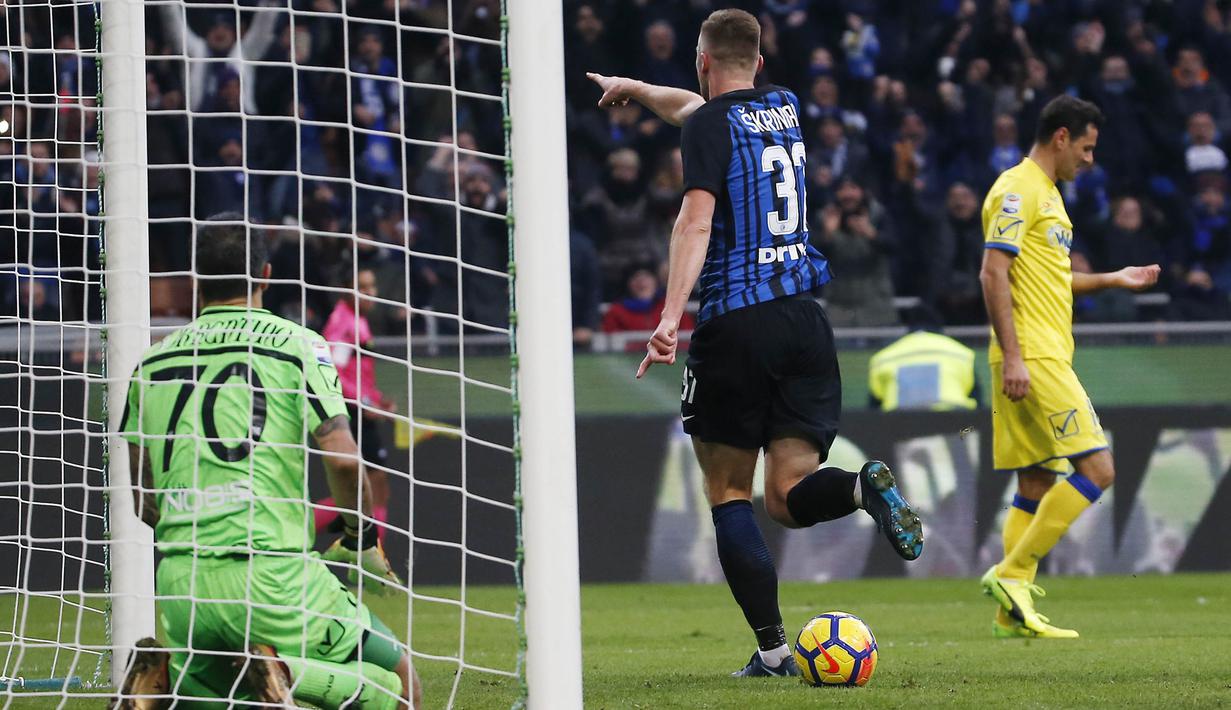 Bek Inter Milan, Milan Skriniar, merayakan gol yang dicetaknya ke gawang Chievo pada laga Serie A Italia di Stadion San Siro, Milan, Minggu (3/11/2017). Inter menang 5-0 atas Chievo. (AP/Antonio Calanni)