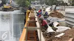  Para pekerja menyelesaikan pembangunan turap di sepanjang Kali Grogol, Jakarta, Senin (21/11). Pembangunan turap dilakukan untuk mencegah meluapnya air kali saat hujan dan ditargetkan selesai 20 Desember 2016. (Liputan6.com/Gempur M Surya)