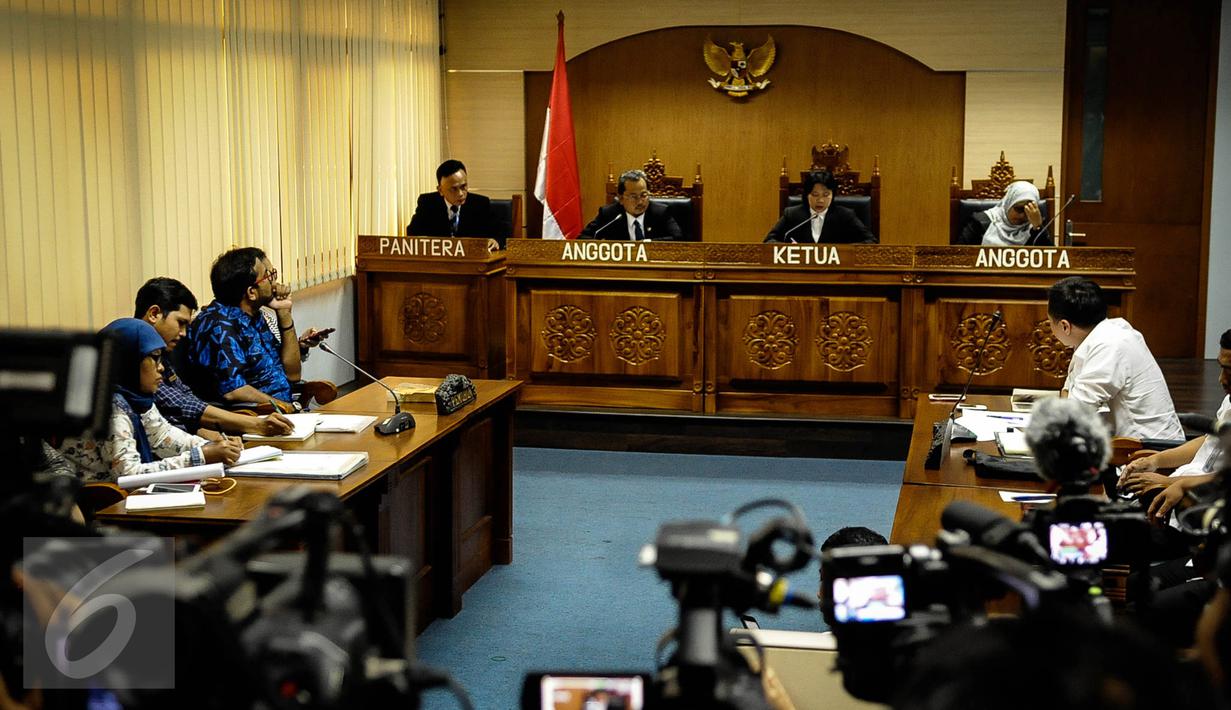 Suasana sidang putusan di ruang komisioner Komisi Informasi Publik (KIP) di Jakarta, Senin (10/10). Suciwati dan sejumlah aktivis HAM ikut menghadiri sidang putusan atas gugatan yang ia ajukan kepada KIP. (Liputan6.com/Faizal Fanani)
