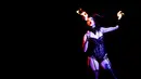 Penampilan Roxy Devil dalam Burlesque Show di Madrid, Spanyol, Jumat (25/1). Burlesque berasal dari kata Italia 'burlesco' yang berarti lawakan, kejahilan atau ejekan. (Benjamin CREMEL/AFP)