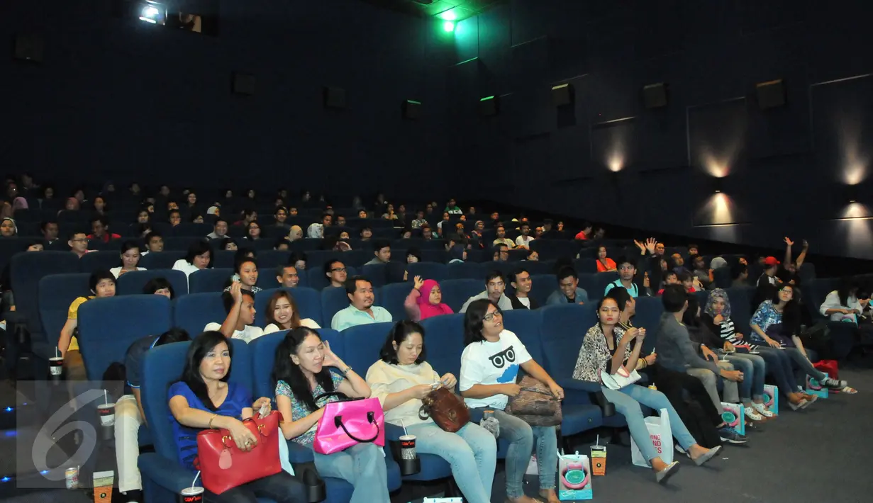 Suasana nonton bareng di Blitzmegaplex Central Park, Jakarta, Minggu (8/11/2015). Acara semakin meriah dengan adanya stand Pindy Mint Frez. (Liputan6.com/Panji Diksana)