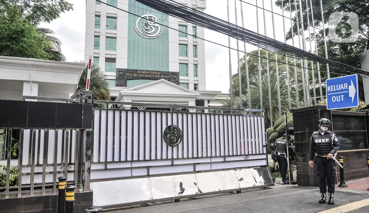 Petugas keamanan berjaga di Gedung Mina Bahari KKP, Jakarta, Rabu (25/11/2020). Gedung Mina Bahari KKP dijaga ketat, baik untuk pekerja maupun awak media pasca OTT oleh KPK yang menjerat Menteri KKP Edhy Prabowo di Bandara Soekarno Hatta pada dini hari tadi. (merdeka.com/Iqbal S. Nugroho)