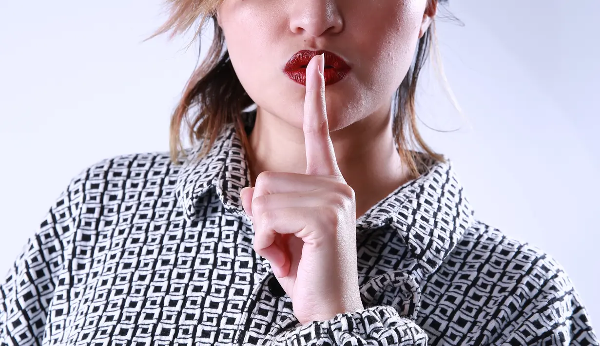 Kisruh hubungan Marshanda berawal dari kemarahan Egi yang dituangkan melalui media sosial. Merasa dikhianati, ia lantas meluapkan kekesalannya.  Bahkan Egi menantang dengan sumpah Alquran dan disaksikan oleh para pejabat. (Deki Prayoga/Bintang.com)