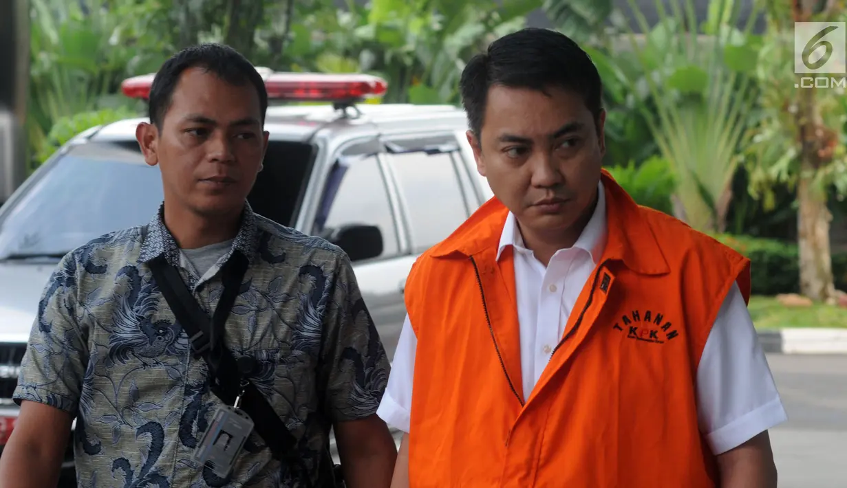 Tersangka anggota DPR Fayakhun Andriadi dikawal petugas saat tiba untuk menjalani pemeriksaan di gedung KPK, Jakarta (6/4). Pemeriksaan ini merupakan yang pertama sejak ia resmi ditahan pada Rabu (28/3) lalu. (Merdeka.com/Dwi Narwoko)