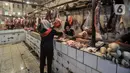 Pedagang daging sapi melayani pembeli di Pasar Senen, Jakarta Pusat, Selasa (31/5/2022). Maraknya kasus penyakit mulut dan kuku (PMK) pada hewan ternak seperti sapi dan kambing sejak beberapa waktu lalu, serta ditambah masih tingginya harga berimbas pada merosotnya penjualan daging di Pasar Senen hingga 50 persen. (merdeka.com/Iqbal S. Nugroho)