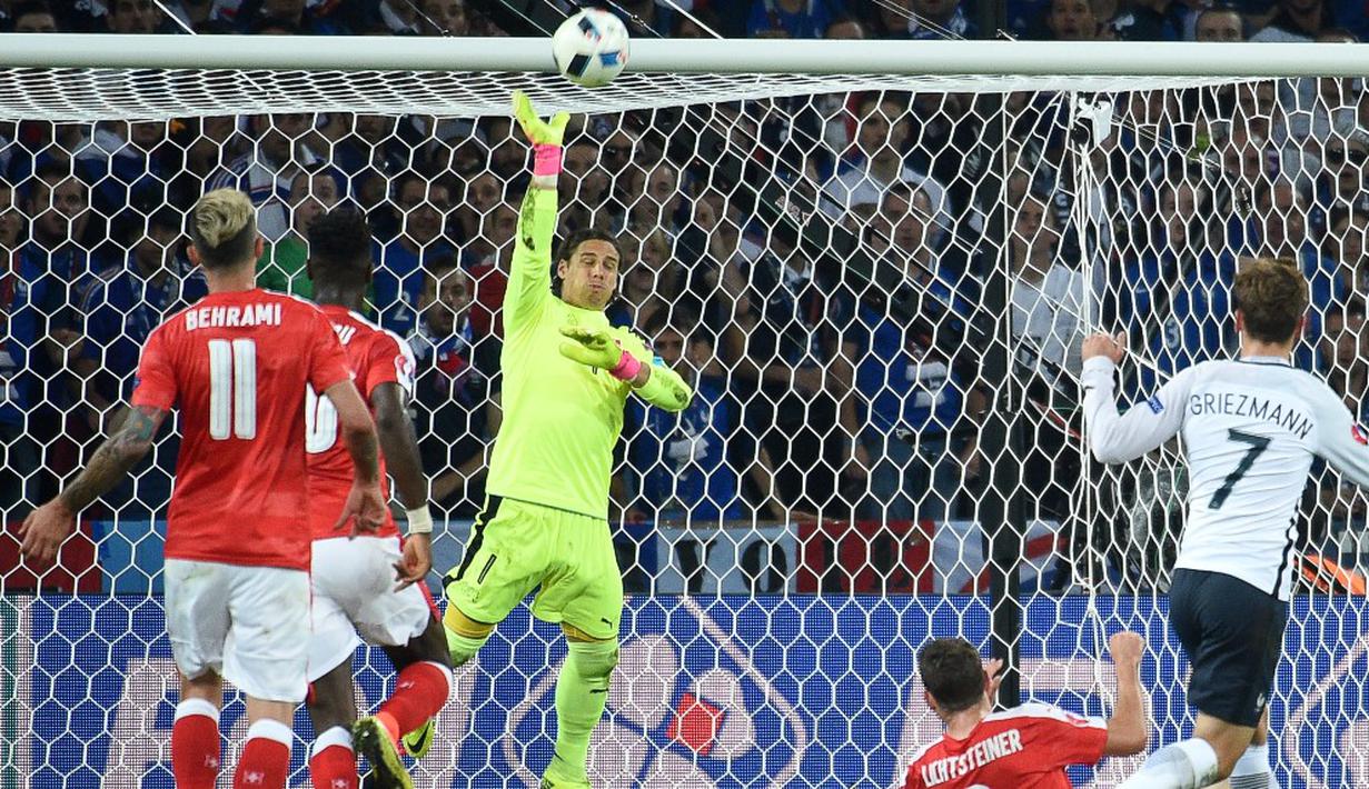 Kiper Swiss, Yann Sommer, menghalau bola tendangan pemain Prancis pada laga terakhir Grup A Piala Eropa 2016 di Stade Pierre Mauroy, Lille, Senin (20/6/2016) dini hari WIB. (AFP/Francois Lo Presti)