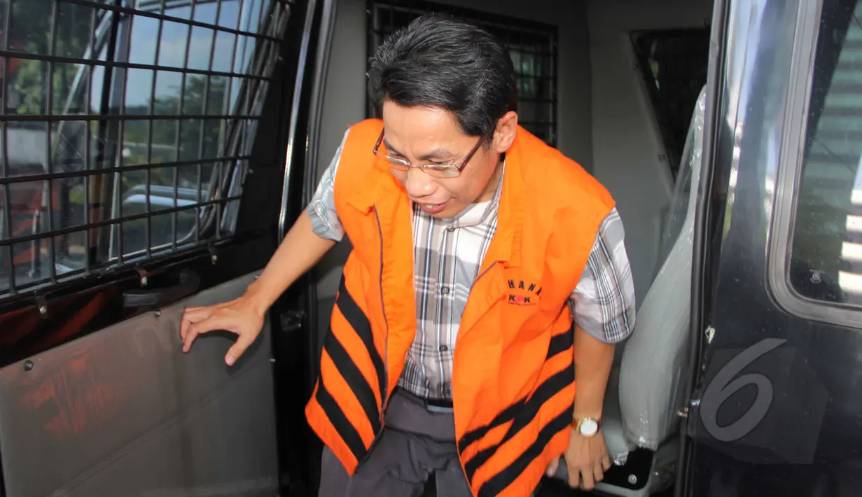 Direktur CV Tri Daya Pratama (TDP) Saipul Jamil saat tiba di Gedung KPK, Jakarta, Senin (23/3/2015). Saipul diperiksa terkait dugaan korupsi pelaksanaan tukar guling tanah antara Pemkot Tegal dan pihak swasta tahun 2012. (Liputan6.com/Helmi Afandi)