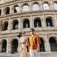 Lihat di sini gaya Aaliyah Massaid tenteng tas favorit old money saat honeymoon. [@aaliyah.massaid].