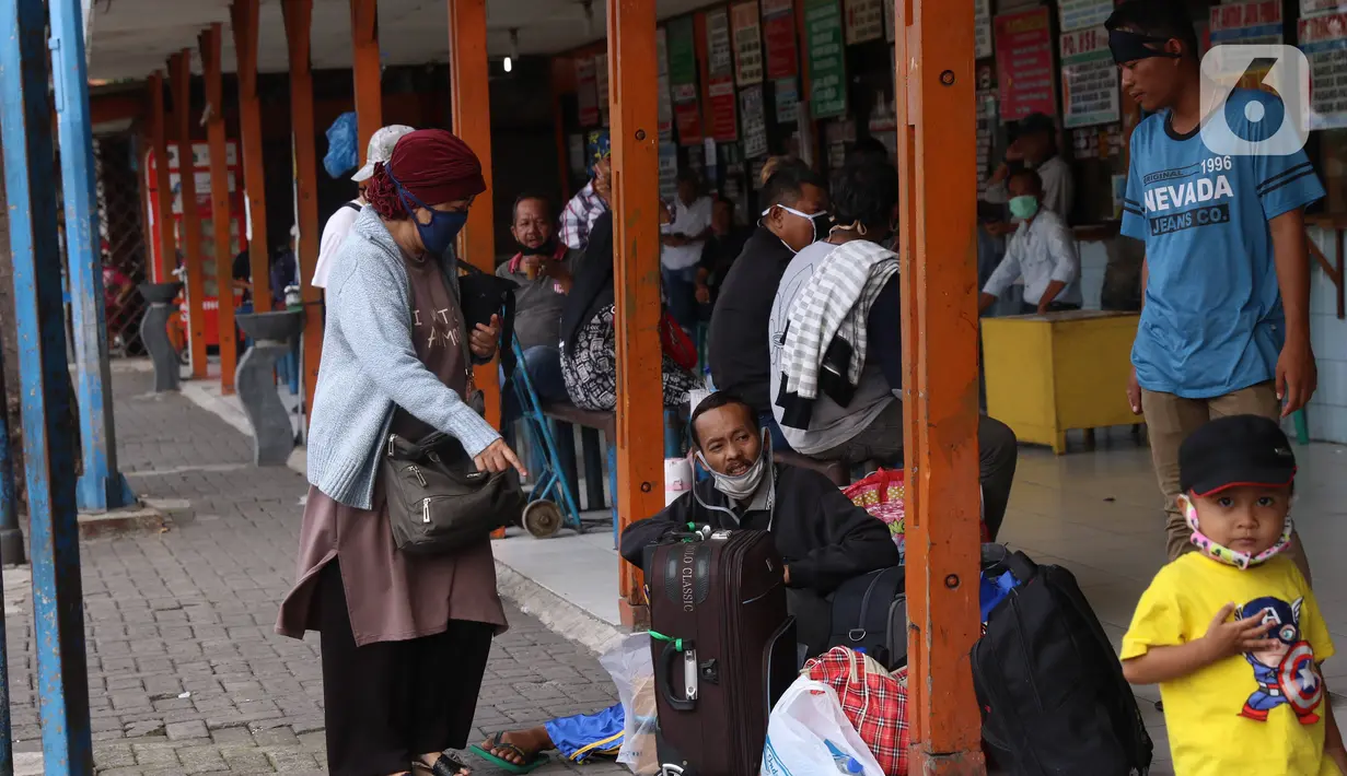 Calon penumpang menunggu bus di Terminal Kali Deres, Jakarta Barat, Rabu (10/6/2020). Salah satunya dengan mengurangi layanan tatap muka dengan konsumen dengan mendorong transaksi pembelian tiket secara daring. (Liputan6.com/Angga Yuniar)