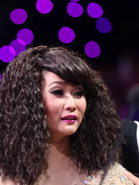 Beragam komentar dari para nitizen dengan penampilan barunya. Yang kebanyakan menyanjungnya. Ada juga yang komentar mirip boneka. (Andy Masela/Bintang.com)