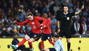 Gelandang Timnas Inggris, James Garner, saat berhadapan dengan Uruguay adalam laga persahabatan di Wembley. (Henry NICHOLLS / AFP)