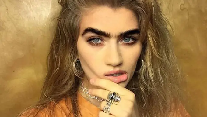 Alis sambung milik Sophia/copyright instagram.com/sophiahadjipanteli